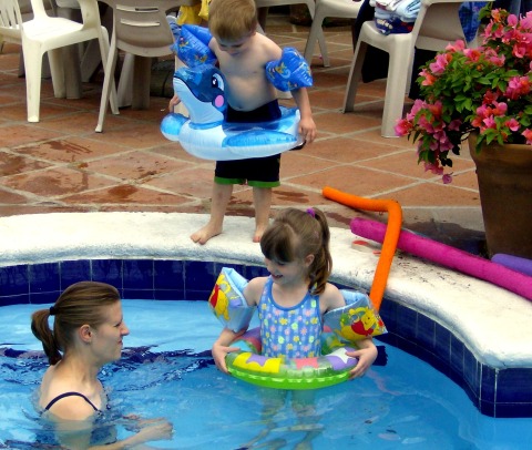 Shari, Nathanael and Hannah in the Casteel Pool