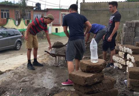 shovelling earthquake relief mexico