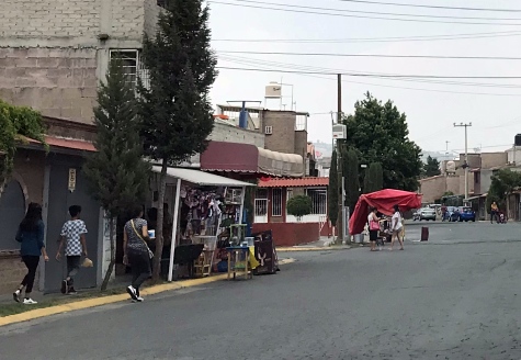 Another busy street in an Ixtapaluca neighbourhood, April 2020.