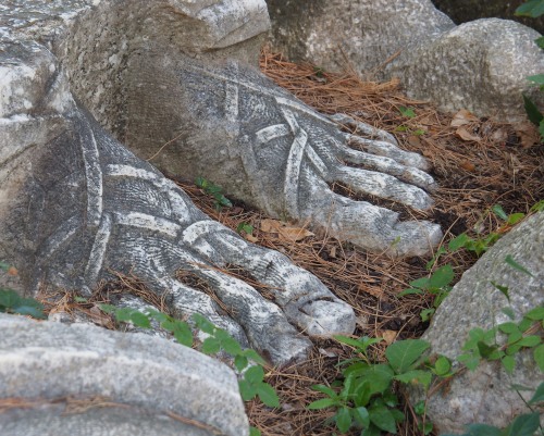 statue feet